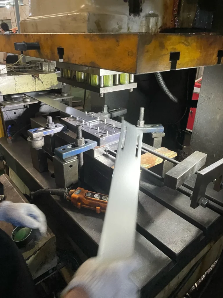 Progressive die inside stamping press Metal Stamp Factory Co., Ltd.