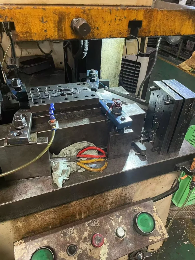 progressive die structure with punches and stations
